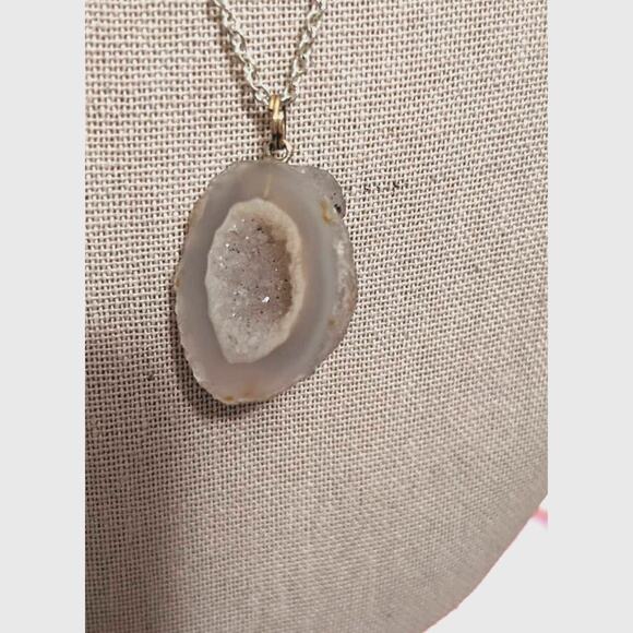 Druzy Quartz Geod Pendant on Silver Tone 18" Chain Necklace - Picture 6 of 7